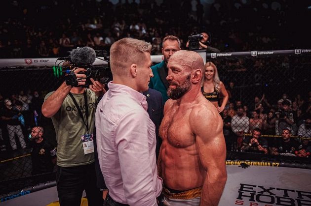 Petr Kníže (vpravo) bude bojovat s Davidem Kozmou o titul velterové váhy organizace OKTAGON MMA.