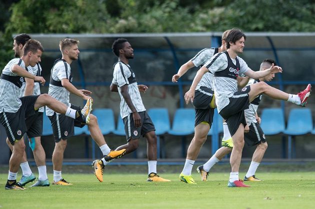 Tomáš Rosický během tréninku před odvetným utkáním 3. předkola Evropské ligy.