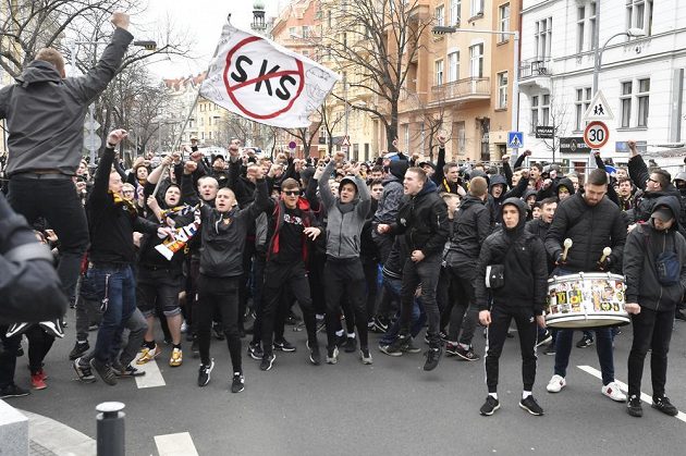 Fanoušci pražské fotbalové Sparty pochodovali 8. března 2020 odpoledne do Edenu na derby se Slavií.