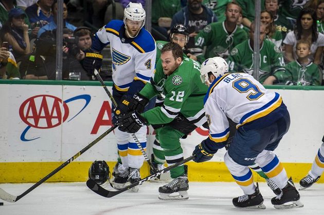 Radek Faksa (12) z Dallasu a Sammy Blais (9) ze St. Louis. Vlevo Carl Gunnarsson (4).