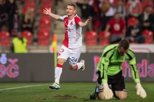 Brankář Karviné Jan Laštůvka na kolenou, zatímco útočník Slavie Muris Mešanovič po svém gólu v extázi.