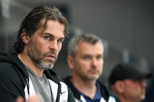 Se svalovými problémy laborující Jaromír Jágr sledoval utkání 2. kola Tipsport extraligy s Hradcem Králové znovu jen v civilu ze střídačky kladenského celku.