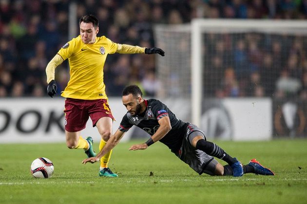 Vjačeslav Karavjev ze Sparty Praha (vlevo) a Nathan Redmond ze Southamptonu bojují o balón.
