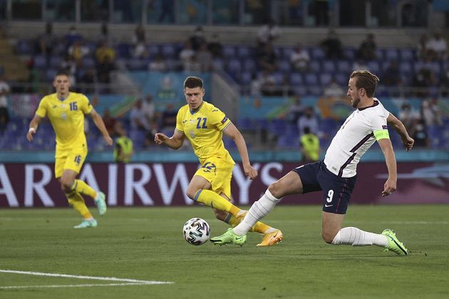Anglický fotbalista Harry Kane střílí vedoucí branku svého týmu ve čtvrtfinále EURO proti Ukrajině.