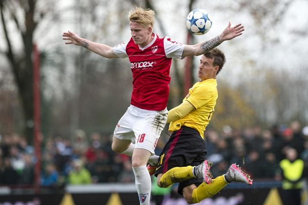 Michal Petráň (vlevo) z Pardubic v souboji se sparťanským obráncem Lukášem Marečkem v úvodním osmifinálovém utkání MOL Cupu.