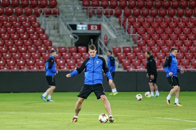 Plzeňští fotbalisté si vyzkoušeli trávník na stadiónu Beer Ševy před utkáním s v Evropské lize.