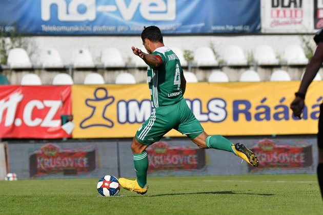 Josef Jindřišek z Bohemians proměňuje pokutový kop proti Teplicím.