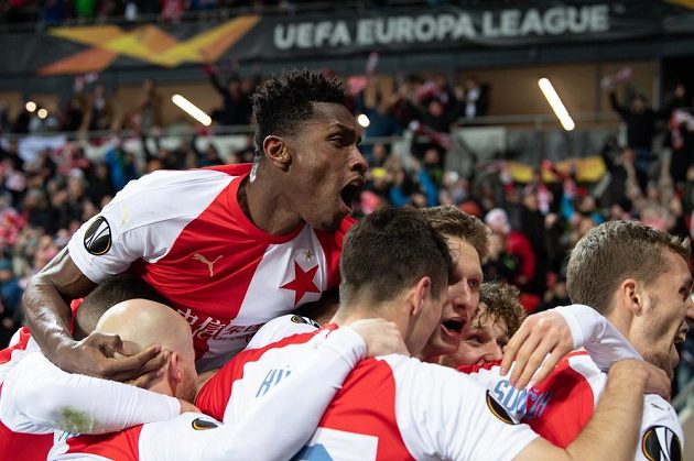 Fotbalisté Slavie Praha Simon Deli, Miroslav Stoch, Ondřej Kúdela, Milan Škoda a Tomáš Souček oslavují gól