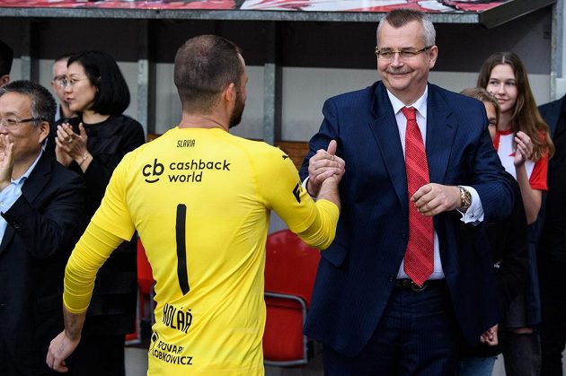 Jaroslav Tvrdík a brankář Slavie Praha Ondřej Kolář během oslav a předání trofeje pro mistra ligy. Udrží sešívaní svou jedničku...?
