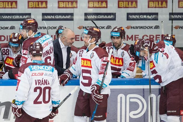 Hokejisté Sparty Praha a jejich trenér Jiří Kalous během druhého utkání čtvrtfinále proti Kometě,