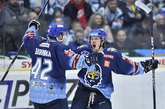 Tomáš Redlich (vpravo) a Michal Barinka z Kladna se radují z prvního gólu v Liberci.