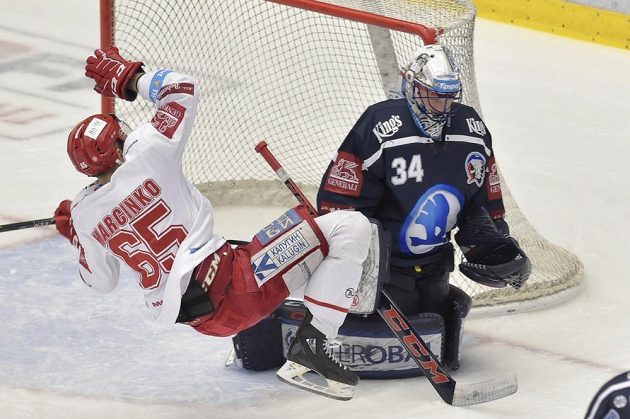 Třinecký hokejista Tomáš Marcinko a brankář Plzně Dominik Frodl během rozhodujícího semifinále extraligy.