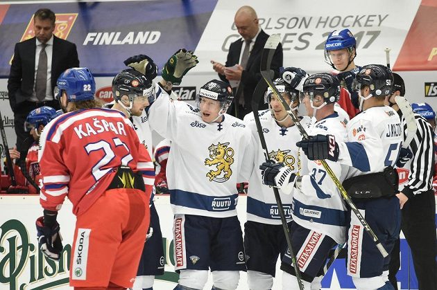 Finové se radují z gólu při utkání s Českem v rámci turnaje Carlson Hockey Games v Českých Budějovicích.