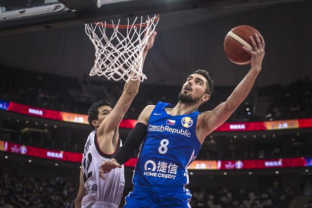 Český basketbalista Tomáš Satoranský zakončuje akci přes Jutu Watanebeho v utkání skupiny E na mistrovství světa.