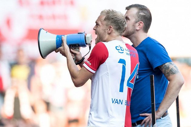 Fotbalista Slavie Mick van Buren během děkovačky s fanoušky po utkání 5. kola HET ligy. Slavia vyhrála nad Mladou Boleslaví 4:0.