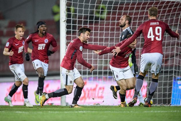 Lukáš Štetina (druhý zprava) oslavuje se spoluhráči (David Hovorka, Marc Janko) vítězný gól na 3:2.
