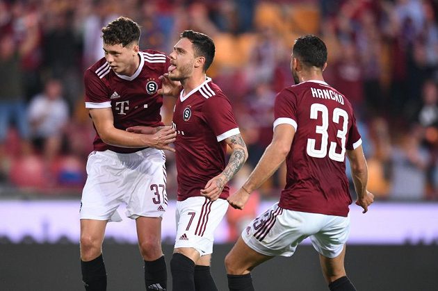Radost v podání fotbalistů Sparty během odvety 2. předkola Ligy mistrů s Rapidem Vídeň. Střelec gólu Karlson, se raduje s Hanckem a Krejčím mladším.