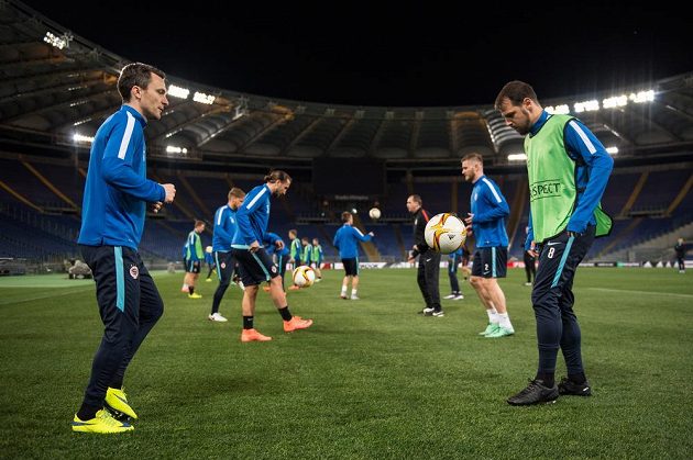 Fotbalisté Sparty Praha David Lafata (vlevo) a Marek Matějovský během tréninku před utkáním s Laziem.