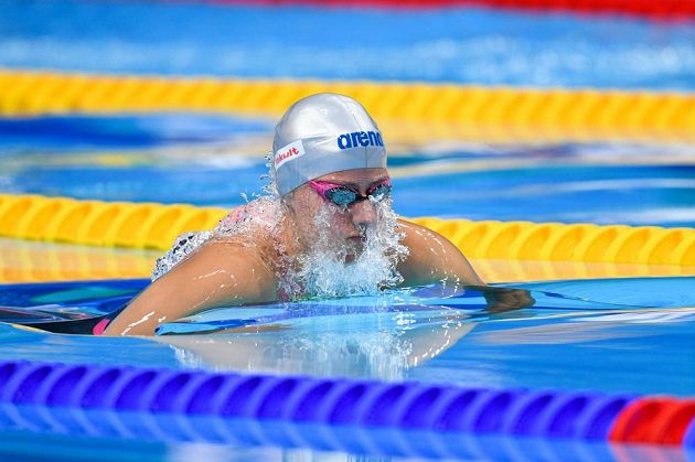 Martina Moravčíková v semifinále na 200 m prsa při MS v Budapešti.