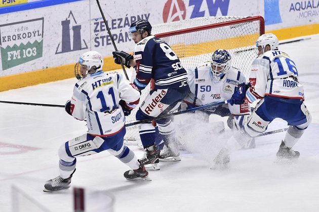 Zleva Stanislav Svozil z Brna, Jan Schleiss z Vítkovic, brankář Brna Karel Vejmelka a Luboš Horký z Brna.
