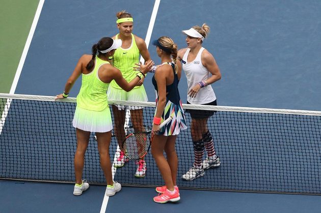 Caroline Garciaová s Kristinou Mladenovicovou (dole) gratulují Bethanie Mattekové-Sandsové (vpravo) a Lucii Šafářové k deblovému triumfu.