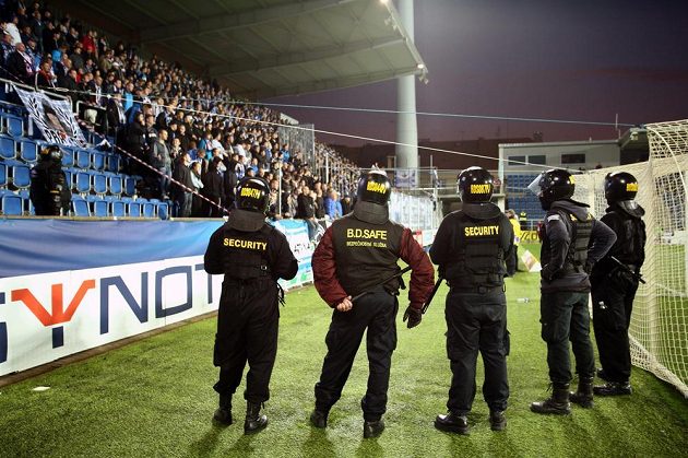 Pracovníci bezpečnostní agentury dohlížejí na fanoušky z Ostravy běhme utkání se Slováckem.