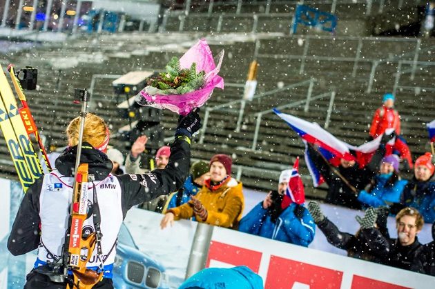 Gabriela Soukalová slaví prvenství s hrstkou českých fanoušků.