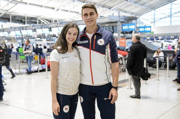 Sportovní dvojice Anna Dušková a Martin Bidař během odletu na ZOH 2018 do jihokorejského Pchjongčchangu.
