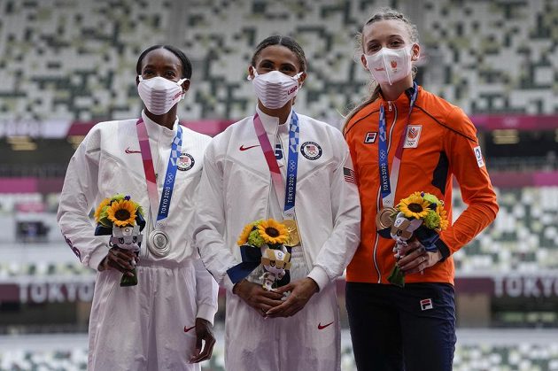 Zlatá Sydney McLaughlinová (uprostřed), stříbrná Dalilah Muhammadová (vlevo) ze Spojených států a bronzová Femke Bolová z Nizozemska.