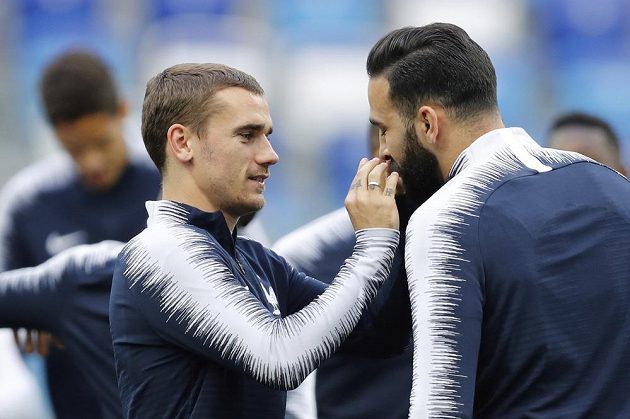 Francouzská hvězda Antoine Griezmann (vlevo) při rituálu se spoluhráčem Adilem Ramim.