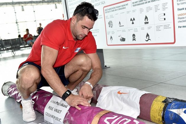 Tyčkař Jan Kudlička před odletem na atletické mistrovství světa do čínského Pekingu.