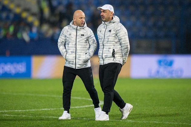 Trenér Liberec Jindřich Trpišovský (vpravo) a asistent Zdeněk Houštecký během utkání se Spartou.