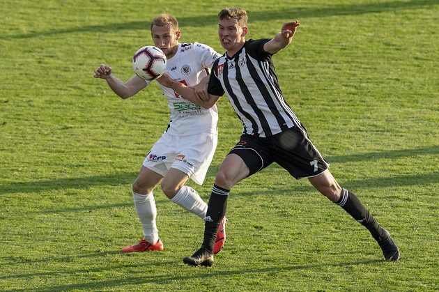 Miloš Kopečný z Hradce Králové a Lukáš Provod z Budějovic v akci během utkání FNL.