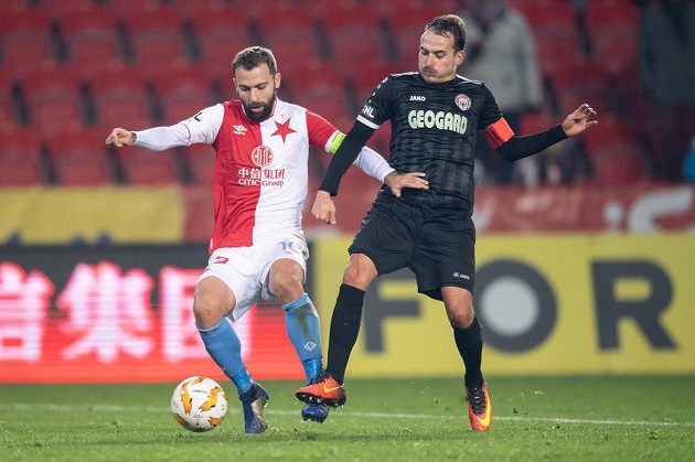 Josef Hušbauer ze Slavie Praha a Ondřej Kesner z Chrudimi během utkání 4. kola MOL Cupu.