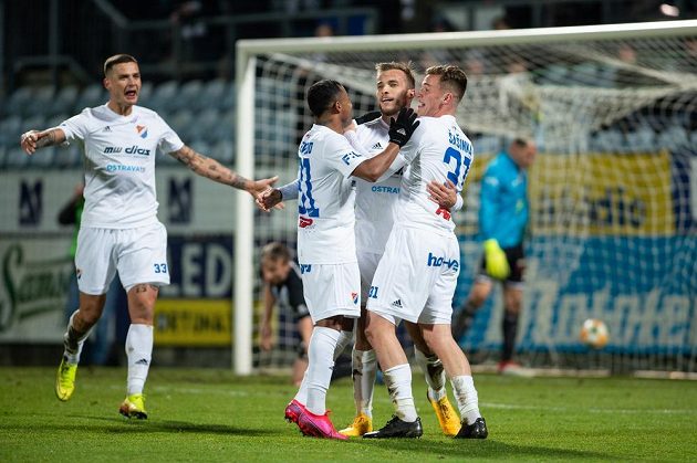 Fotbalisté Baníku Ostraha Roman Potočný, Dyjan Carlos De Azevedo, Nemanja Kuzmanovič a Ondřej Šašinka oslavují gól proti ČEským Budějovicím.