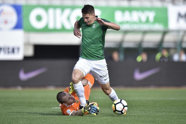 Zlínský brankář Stanislav Dostál vypichuje míč jabloneckému záložníkovi Lukáši Masopustovi v zápase 5. kola HET ligy.