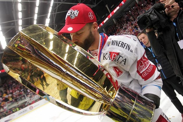 S Masarykovým pohárem pro vítěze extraligy se laská třinecký útočník Martin Růžička.