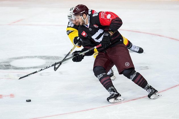 Martin Procházka ze Sparty (vpředu) a Maxim Noreau z Bernu ve čtvrtfinále play off hokejové Ligy mistrů.