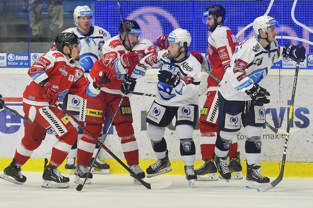 Hromadná potyčka během čtvrtfinále play off hokejové extraligy mezi Plzní a Olomoucí.