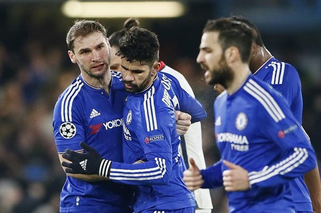 Diego Costa a Branislav Ivanovič (vlevo) z Chelsea se radují z gólu proti PSG.