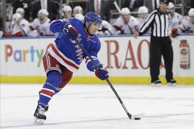 Český obránce Libor Hajek (25) z týmu New York Rangers v akci během utkání NHL.