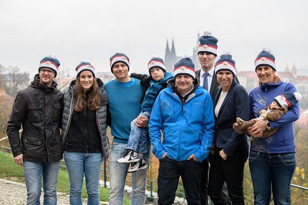Jan Mazoch, Andrea Zemanová, Tomáš Kraus se synem, Martin Doktor, Jiří Kejval, Kateřina Neumanová a Mirka Topinková Knapková s dcerou Adélkou během představení čepice z olympijské kolekce pro ZOH 2018.