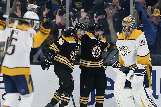 David Pastrňák (88) s Bradem Marchandem (63) oslavují gól Bostonu. Vpravo právě překonaný brankář Nashvillu Pekka Rinne (35).