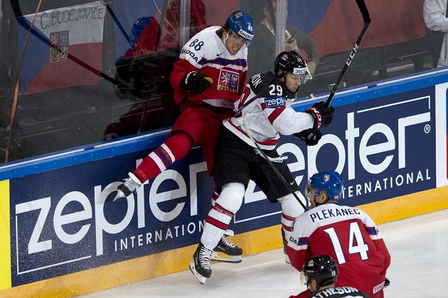 Českého útočníka Davida Pastrňáka přišpendlil na mantinel Kanaďan Nate Mackinnon v utkání mistrovství světa. Situaci přihlíží český reprezentant Tomáš Plekanec.
