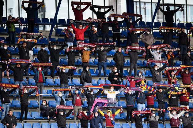 Semifinále fotbalového MOL Cupu mezi Spartou a Slavií mohlo na Letné sledovat kolem dvou tisíc fanoušků.