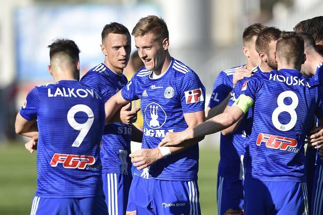 Olomoučtí fotbalisté se radují z gólu - na snímku jsou Milan Lalkovič, Šimon Falta, autor gólu Jakub Plšek a David Houska.