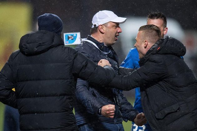 Trenér Slovanu Liberec Jindřich Trpišovský oslavuje vítězství 3:2 nad Jabloncem.