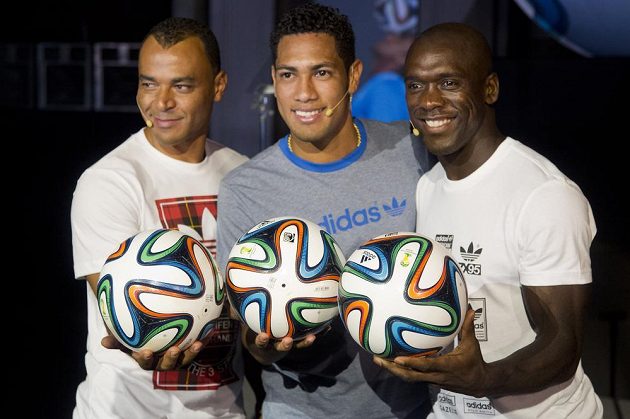 Na šampionátu se bude hrát s míčem Brazuca, který představili zprava Nizozemec Clarence Seedorf, brazilský záložník Hernanes a jeho krajan Cafú.