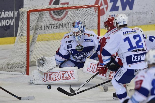 Zleva brankář Brna Karel Vejmelka, Tyler Redenbach z Třince a kapitán Brna Leoš Čermák.