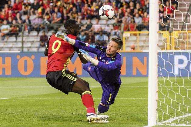 Belgičan Romelu Lukaku (vlevo) při střetu s českým gólmanem Tomášem Vaclíkem.